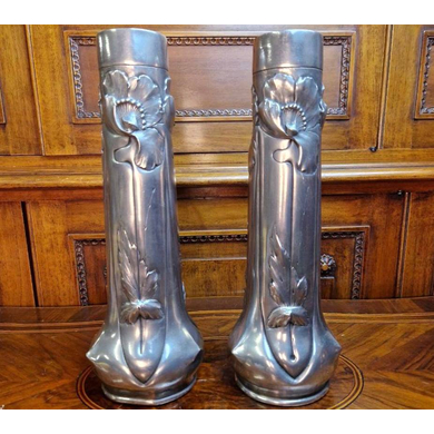 Две красивые оловянные вазы с серебрением периода Art Deco, 1920-30 гг, украшенные стилизованными цветами и листьями, подписанные мастером R. PIAUMETTE, ETAINS D’ ART PARIS, Франция, наличие клейм
