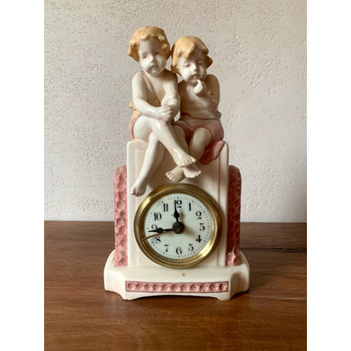 Антикварные накомодные часы из фарфора Royal Dux